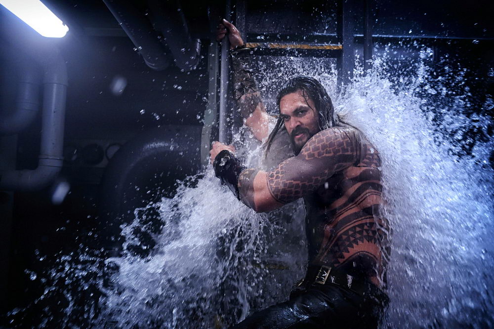 In seinem Element: Jason momoa im ersten Solo-Abenteuer des "Justice League"-helden "Aquaman" (© Warner Bros.)