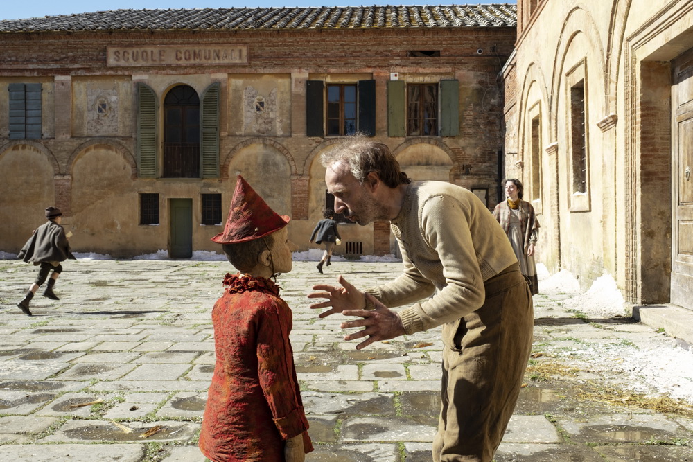 Roberto Benigni (r.) in Matteo Garrones "Pinocchio" (© Capelight)