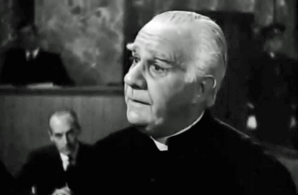 Einer der Zeugen vor Gericht: Der Priester und Widerständler Warecki (Henry Travers)