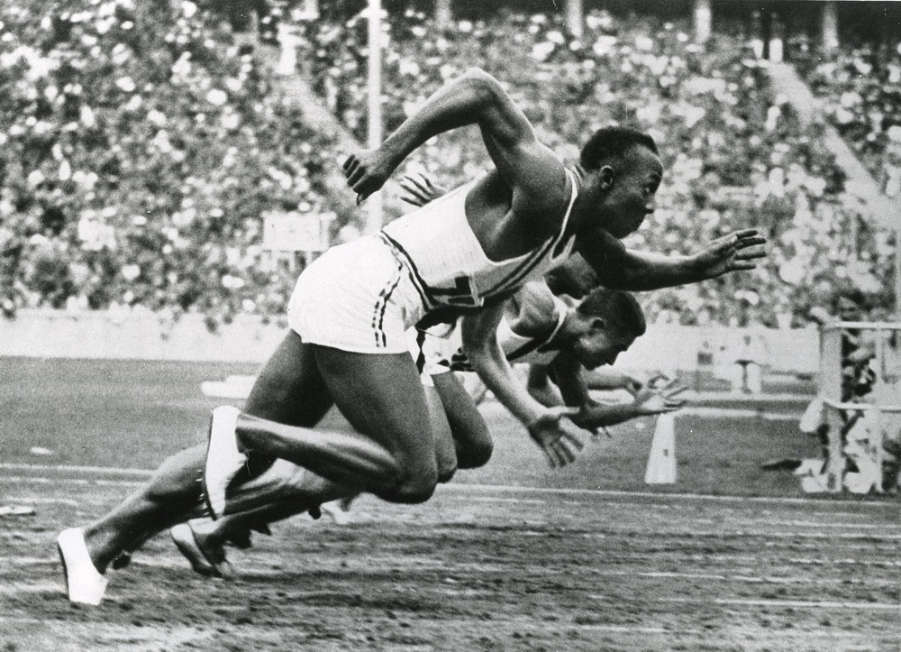 Jesse Owens beim 100-Meter-Lauf in "Olympia" (imago/Kharbine-Tapabor)
