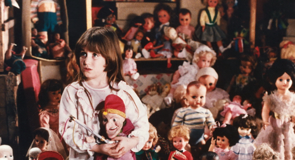 Das Mädchen Judy in „Dolls“ inmitten eines Heers alles andere als harmloser Puppen  (© Koch Media)