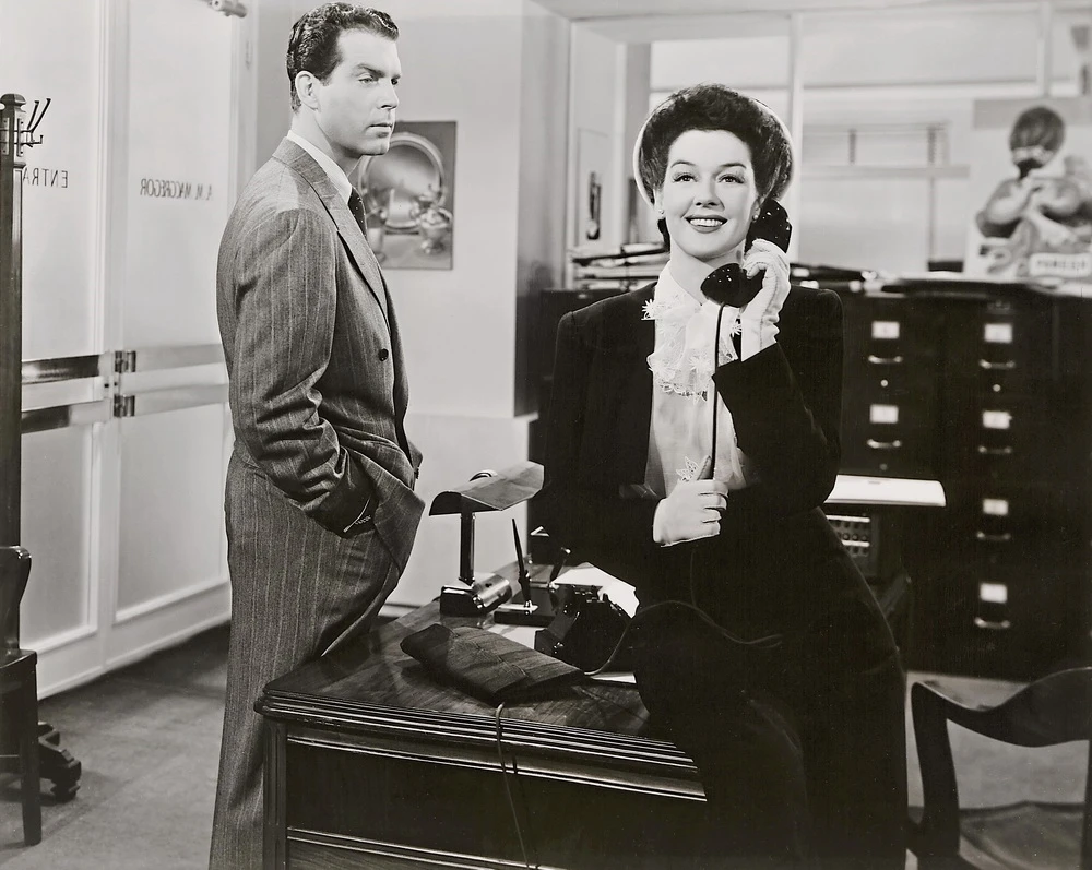 Rosalind Russell als Karrierefrau in „Take a Letter, Darling“ (mit Fred MacMurray) (© IMAGO / Everett Collection)
