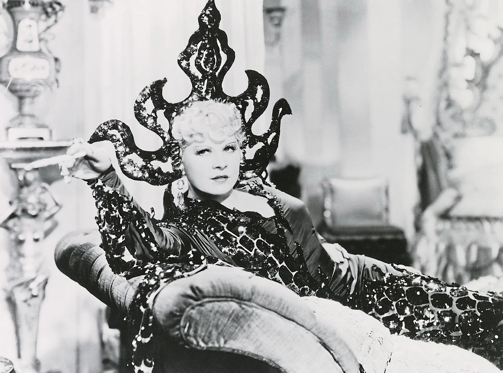 Überbordende Kleidung gehörte zu Mae Wests Markenzeichen (hier in „Klondike Annie“) (© IMAGO / Everett Collection)