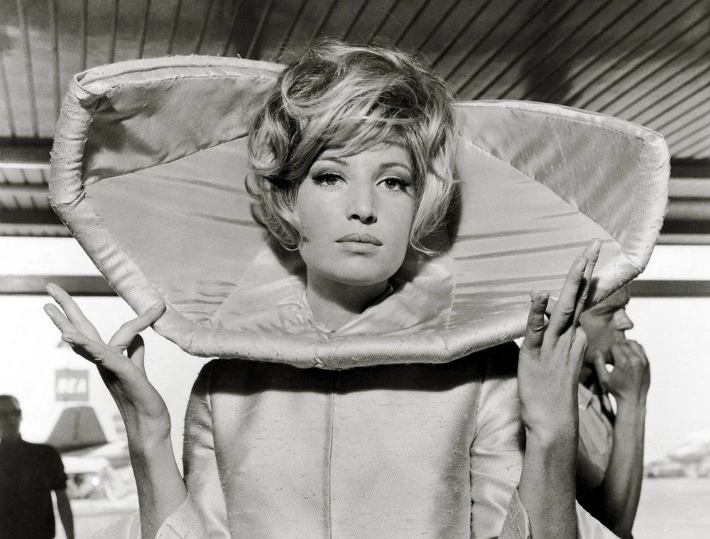 "Give me your eyes, man": Monica Vitti in "Modesty Blaise" (imago/Cinema Publishers Collection)