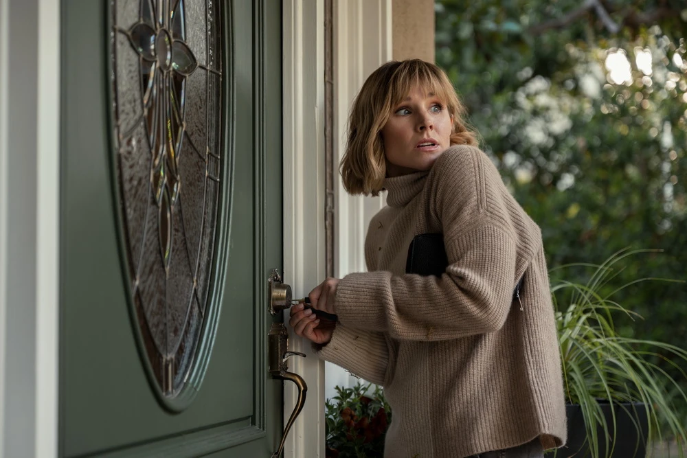 Kristen Bell in "The Woman in the House Across the Street from the Girl in the Window" (© Colleen E. Hayes/Netflix)
