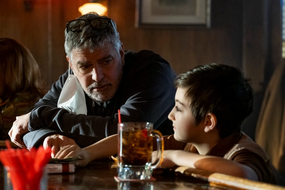 George Clooney am Set von "The Tender Bar" (© Amazon.com Inc.)