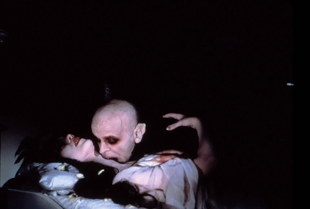 Klaus Kinski am Hals von Isabelle adjani in "nosferatu - Phantom der Nacht" (© IMAGO / Everett Collection)