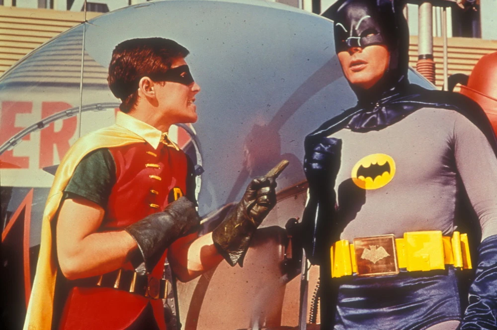 Das waren noch Zeiten: Adam west als maskierter Held am Beginn von Batmans Kino-Karriere in "Batman hält die Welt in Atem" (1966) (© IMAGO / United Archives)