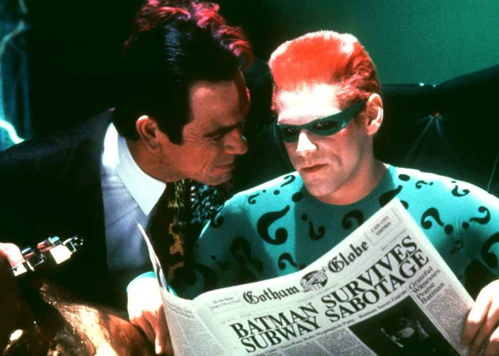 Mit dem exaltierten Riddler (Jim Carrey, r.) aus "Batman Forever" hat die Figur in "The Batman" nur noch wenig gemeinsam (© IMAGO / United Archives)