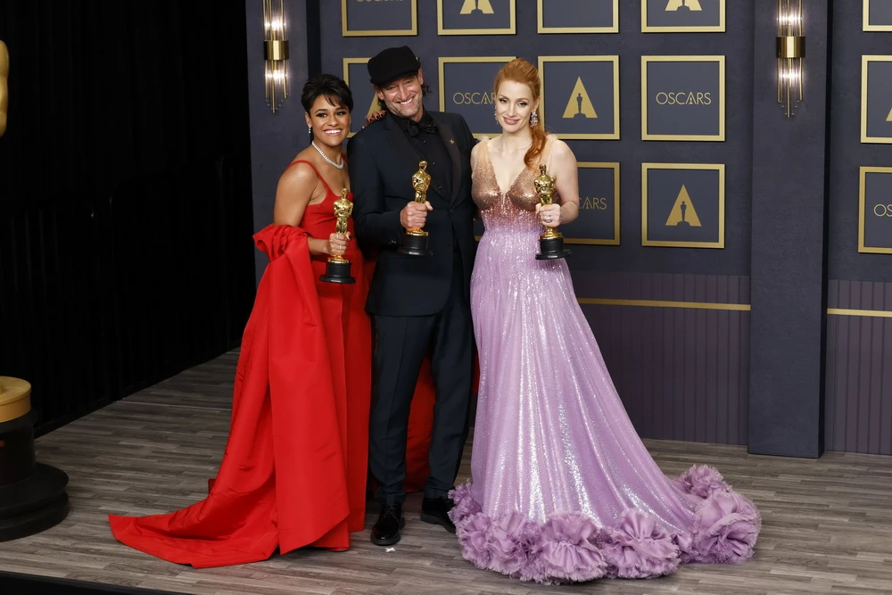 Ariana DeBose, Troy Kotsur & Jessica Chastain bei der "Oscars"-Gala (IMAGO / UPI Photo)