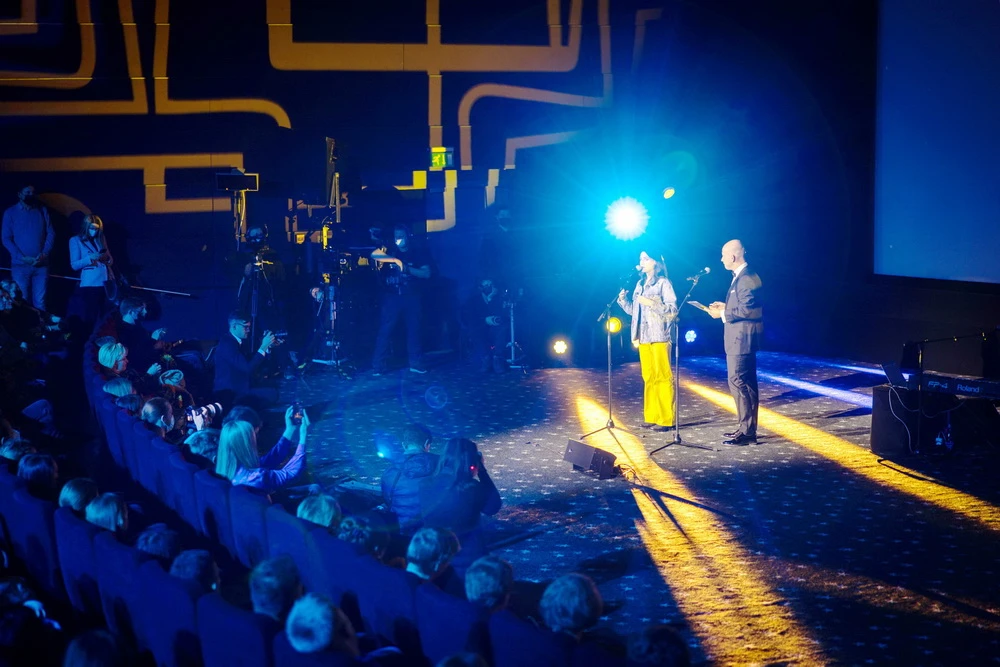 Dasukrainische Blau-Geld war beim Filmfestival in Vilnius allgegenwärtig (© Kino Pavasaris)
