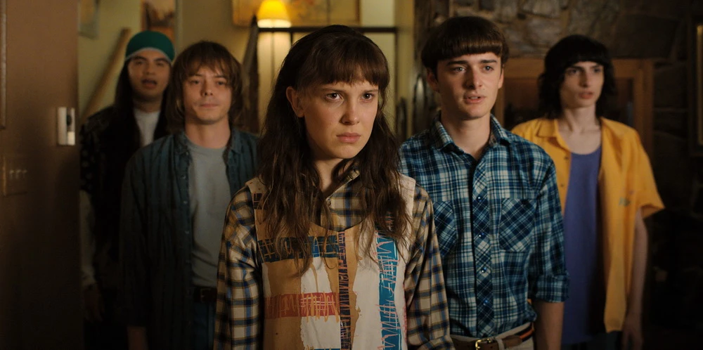 Eleven (Mitte) muss sich traumatischen Erlebnissen aus ihrer Kindheit stellen (© Netflix)