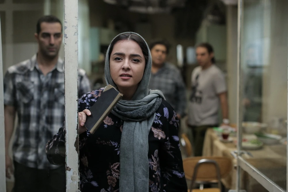 Taraneh Alidoosti in "Leila's Brothers" von Saeed Roustaee (Amirhossein Shojaei)