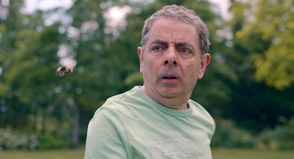 Mann gegen geflügelte Bestie: Eine neue Comedy-Serie von und mit "Mr. Bean" Rowan Atkinson, "Man vs. Bee" (© Netflix)