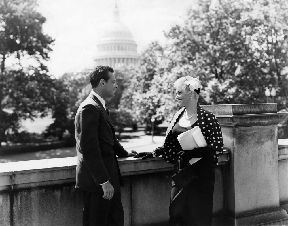 Beim Sightseeing in Washington: William Holden & Judy Holliday als ungleiches Liebespaar (© IMAGO / Everett Collection)
