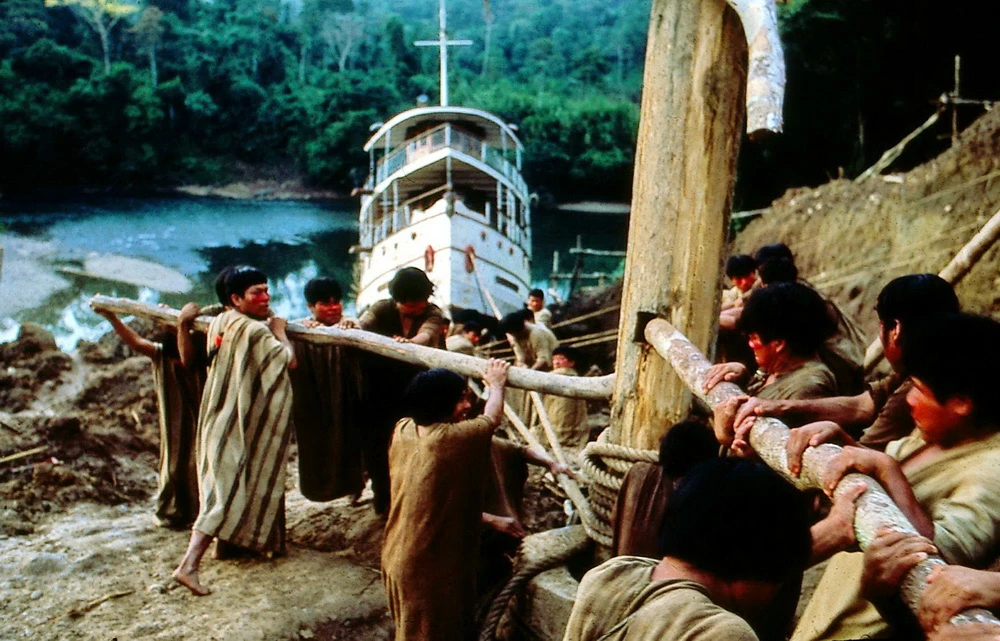 Wanderbühne in Extremform: „Fitzcarraldo“ (© Filmverlag der Autoren)