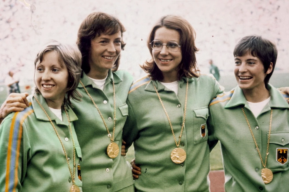 Die Siegerinnen der 4x100-Meter-Staffel: Annegret Richter, Ingrid Mickler Becker, Heide Rosendahl, Christiane Kraus (v.l.; imago/Sven Simon)