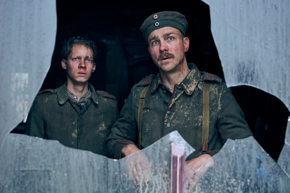 Felix Kammerer und Albrecht Schuch in „Im Westen nichts Neues“ (© Netflix/Reiner Bajo)