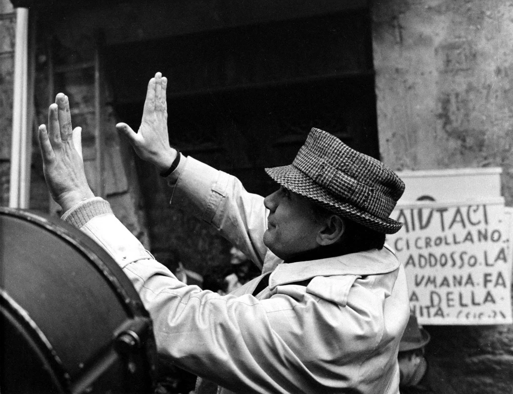Francesco Rosi 1963 bei Dreharbeiten zu "Hände über der Stadt" (© IMAGO / Ronald Grant)