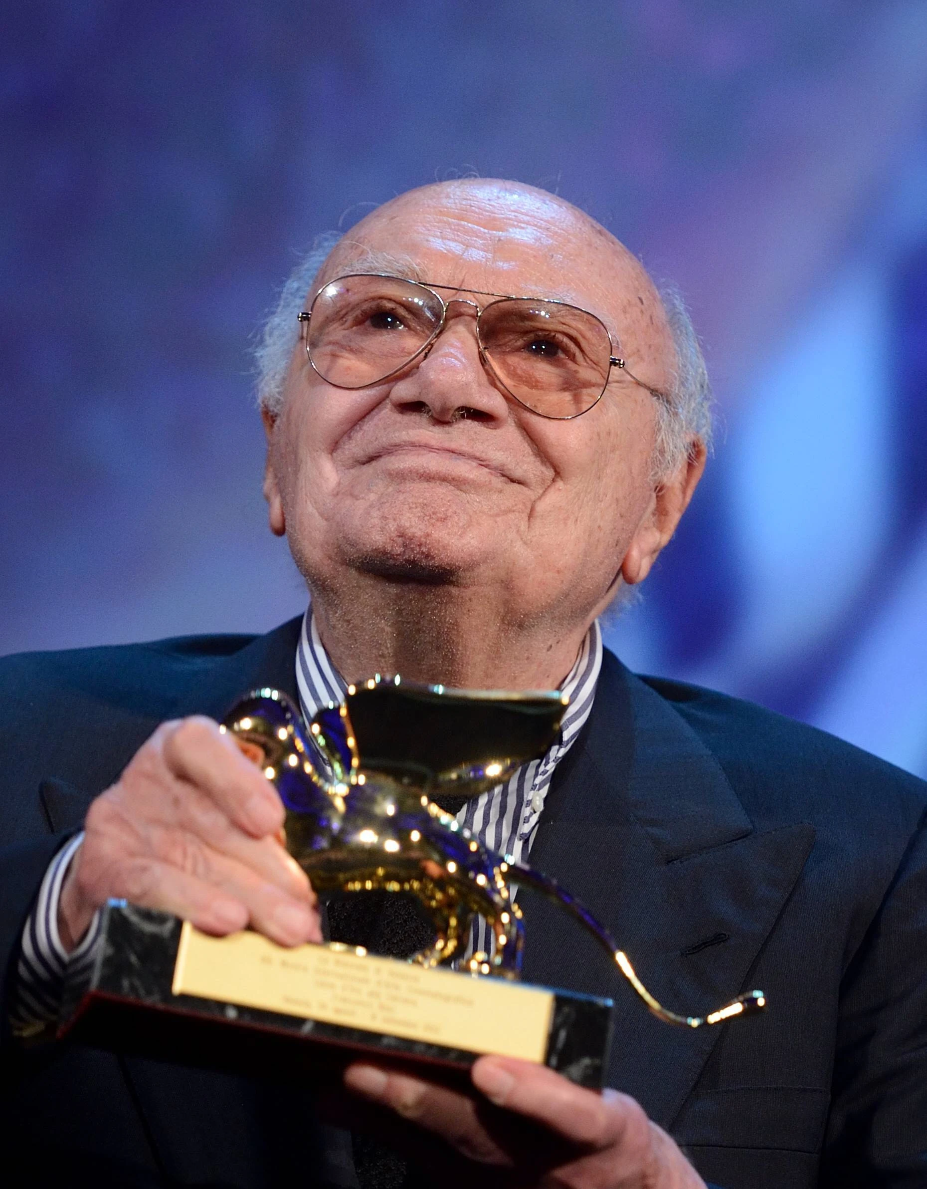Francesco Rosi im Alter von rund 90 Jahren 2012 beim Filmfestival in Venedig, wo er mit einem "Goldenen Löwen" für sein Lebenswerk geehrt wurde (IMAGO / Xinhua)
