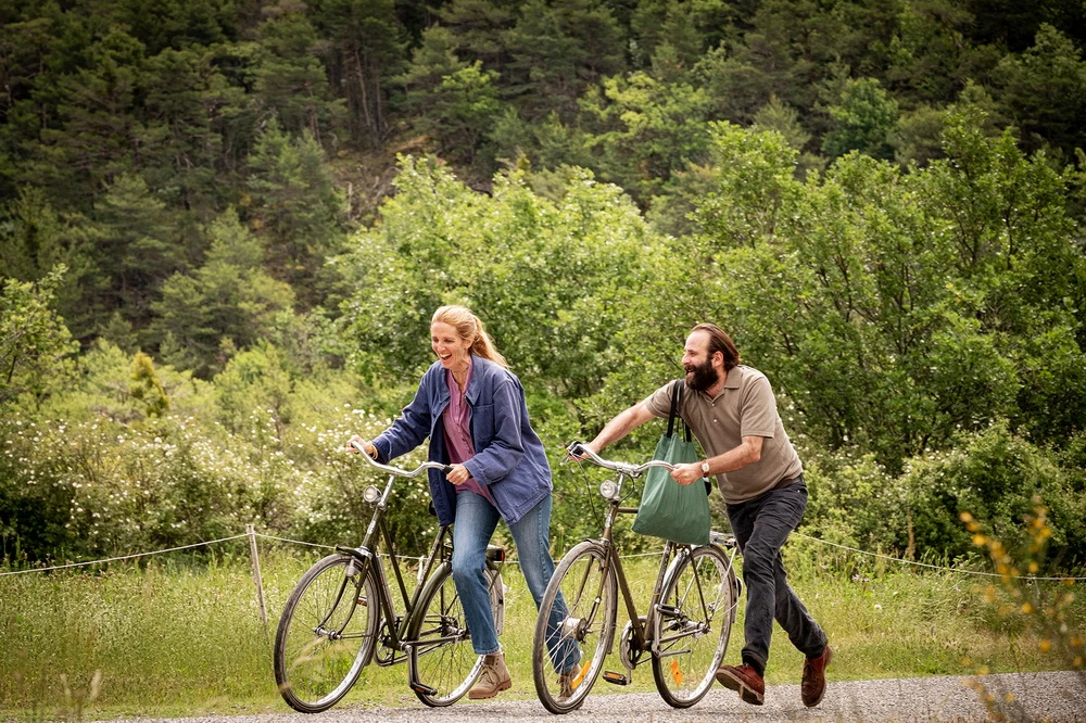 Das Liebespaar plant gemeinsame Unternehmungen (© Neue Visionen)