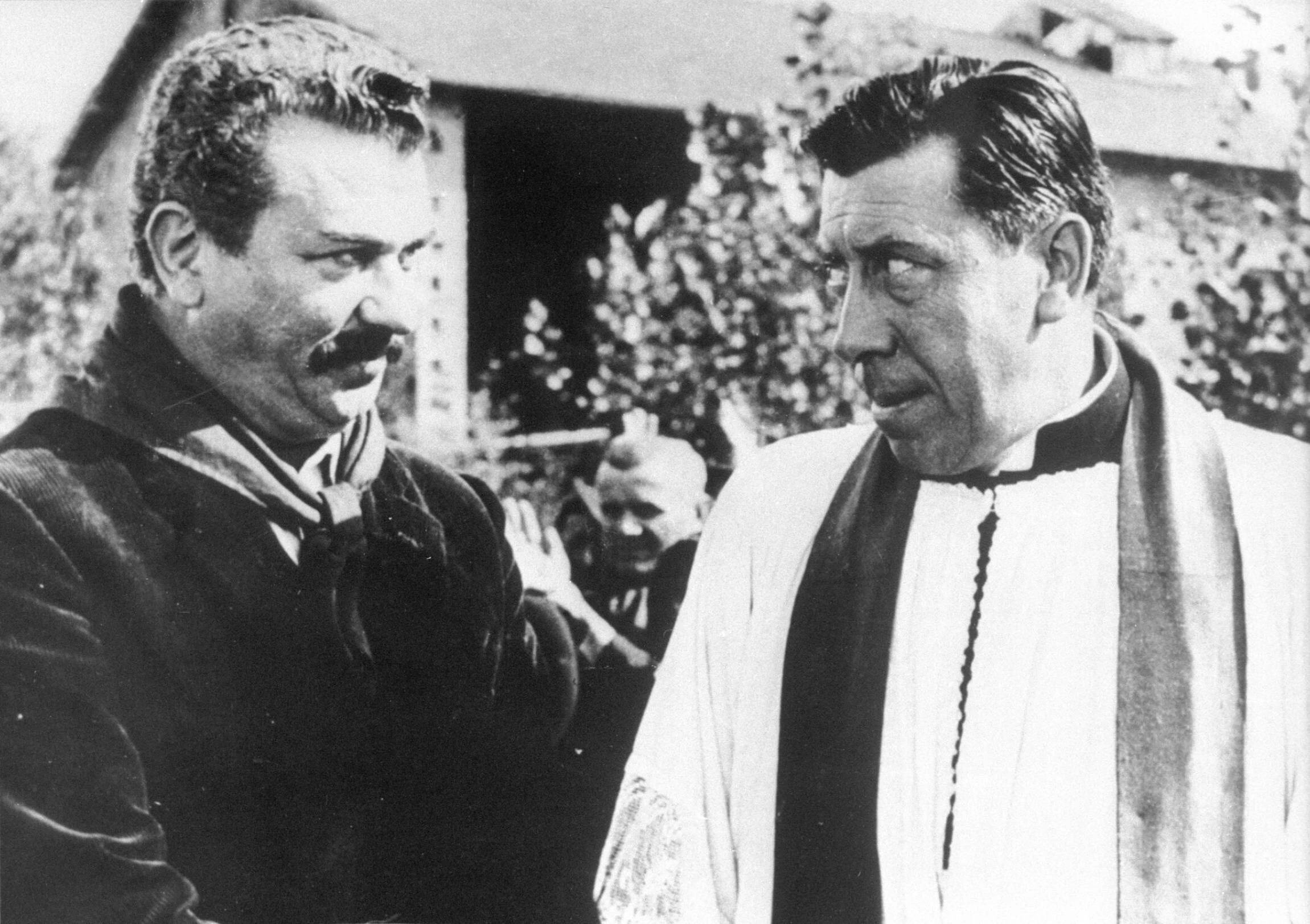 Lieblingsfeinde: Der kommunistische Bürgermeister Peppone (Gino Cervi) und der katholische Pfarrer Don Camillo (Fernandel)  © IMAGO / teutopress)(