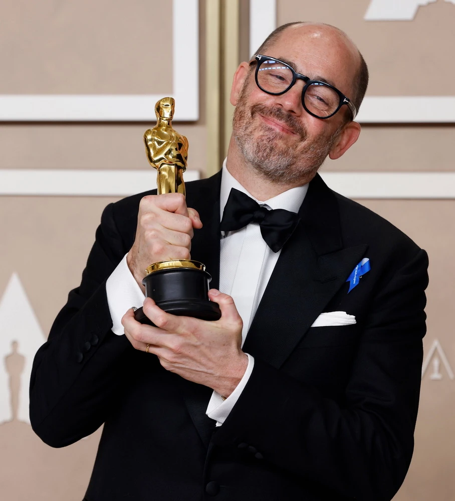 Edward Berger stolz mit seinem "Oscar" (© IMAGO / UPI Photo)