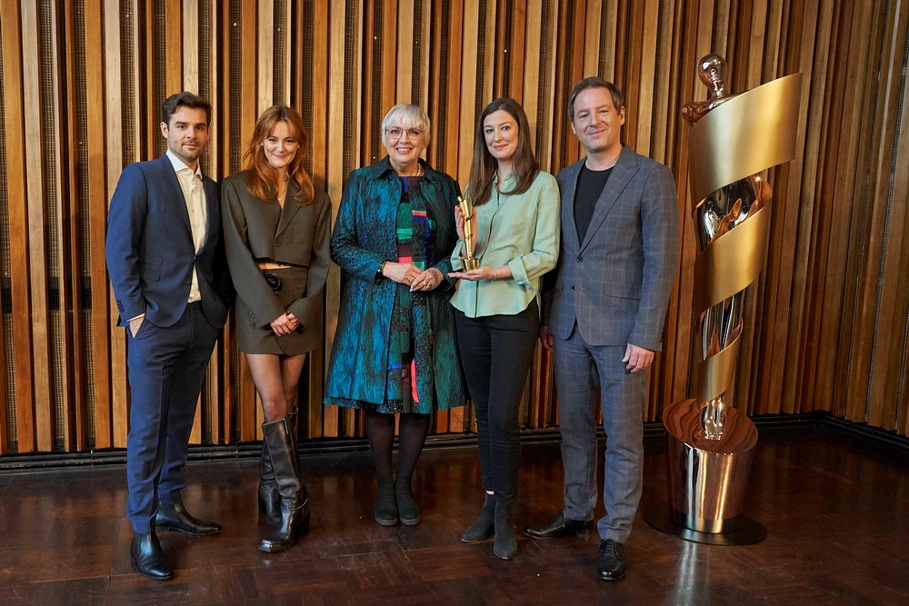 Die Schauspieler Lucas Reiber und Lea van Acken, Kultur-Staatsministerin Claudia Roth und die Präsidenten der Filmakademie, Alexandra Maria Lara und Florian Gallenberger, bei der Präsentation der Nominierungen (© Eventpress/Deutscher Filmpreis)