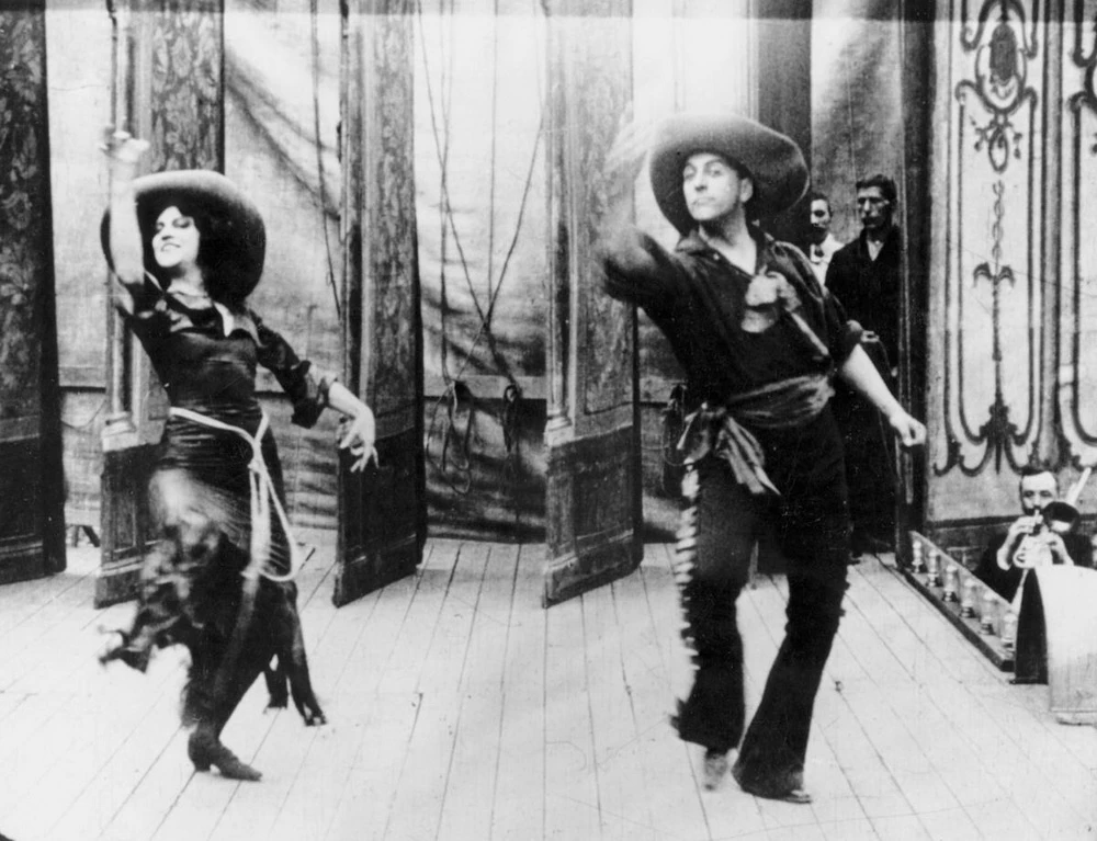 Asta Nielsen und ihr Gaucho-Tanz in „Afgrunden“ nehmen Elemente der Wanderbühnen auf (© Danish Film Institute)