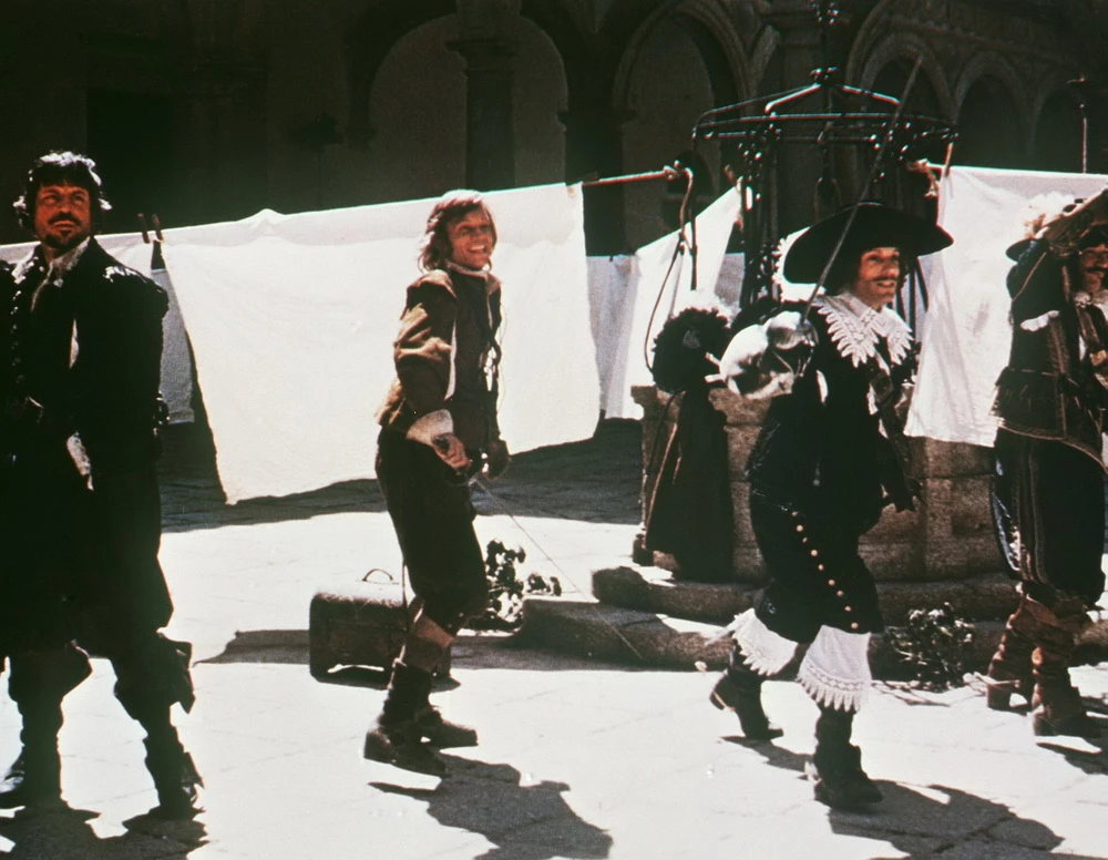 Michael York und seine Mit-Musketiere in den 1970ern (© IMAGO / United Archives)