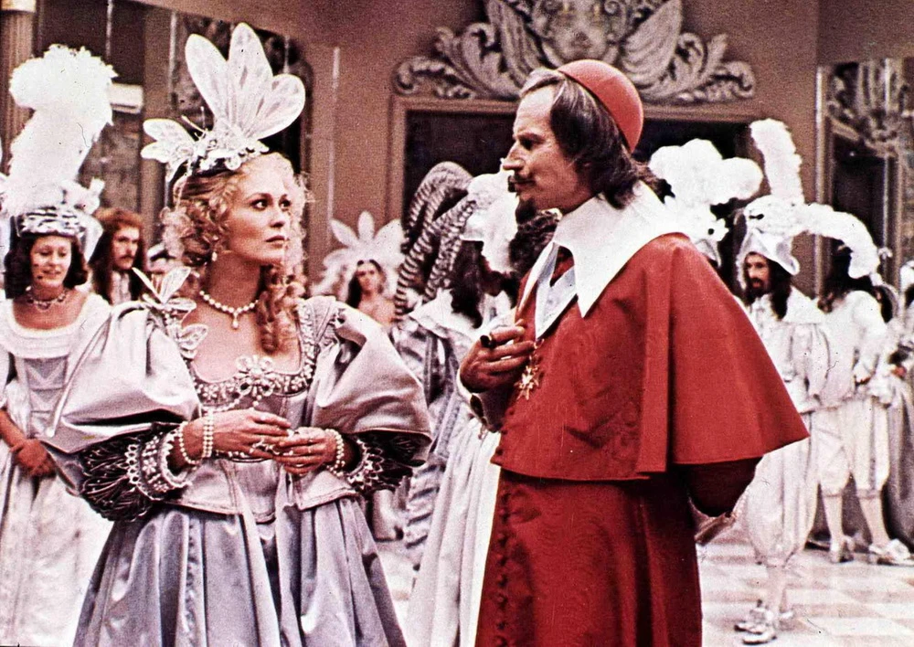 Genüsslich biestig: Faye Dunaway als Lady de Winter mit Charlton Heston als Richelieu (© IMAGO / United Archives)