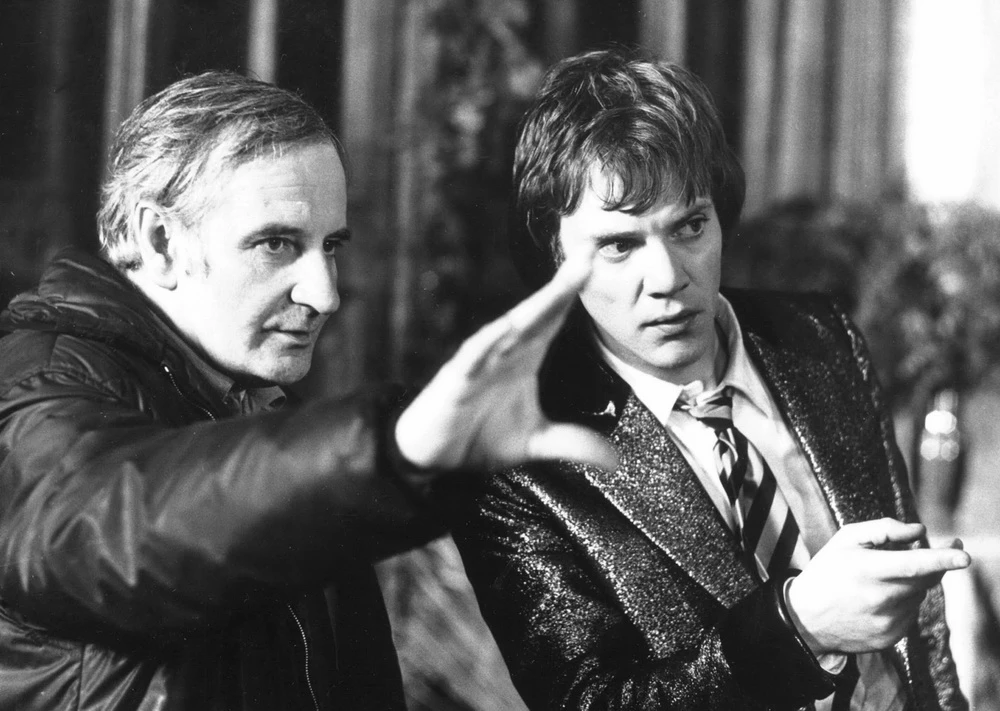 Lindsay Anderson mit Malcolm McDowell (rechts) beim Dreh von „Der Erfolgreiche“ (© IMAGO / Ronald Grant)