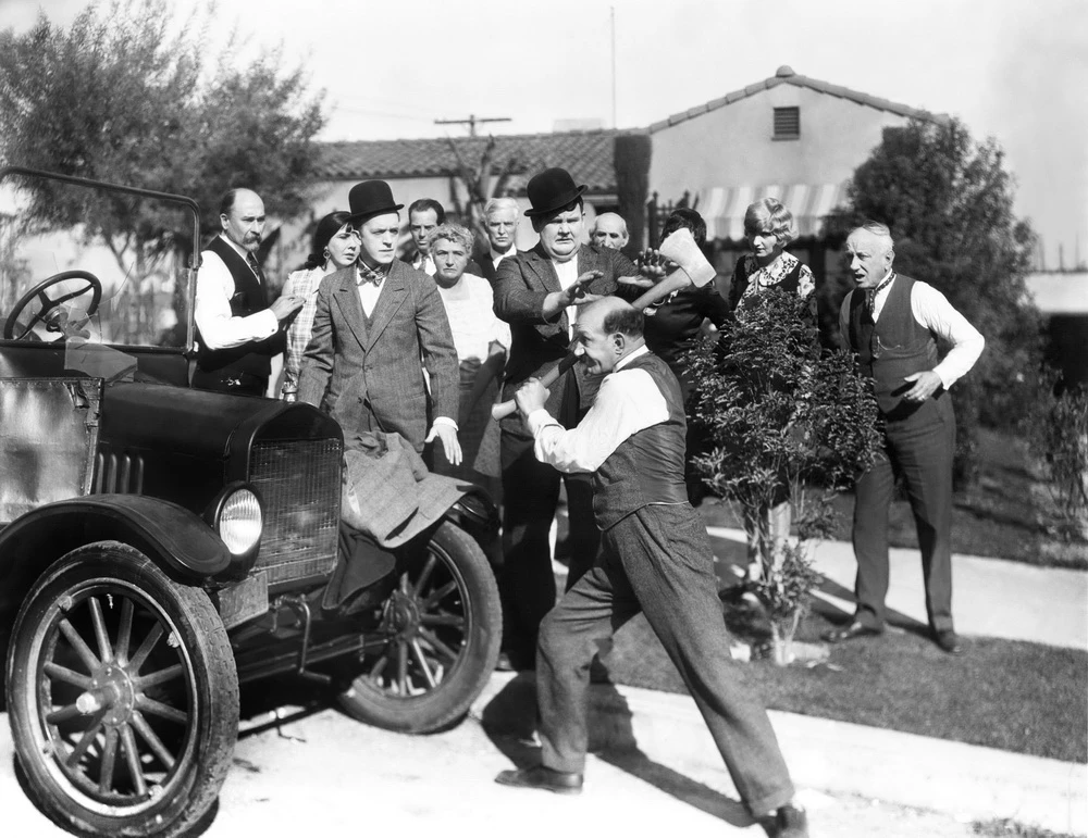 „Big Business“: Auch das Auto muss dran glauben (© IMAGO / Everett Collection)