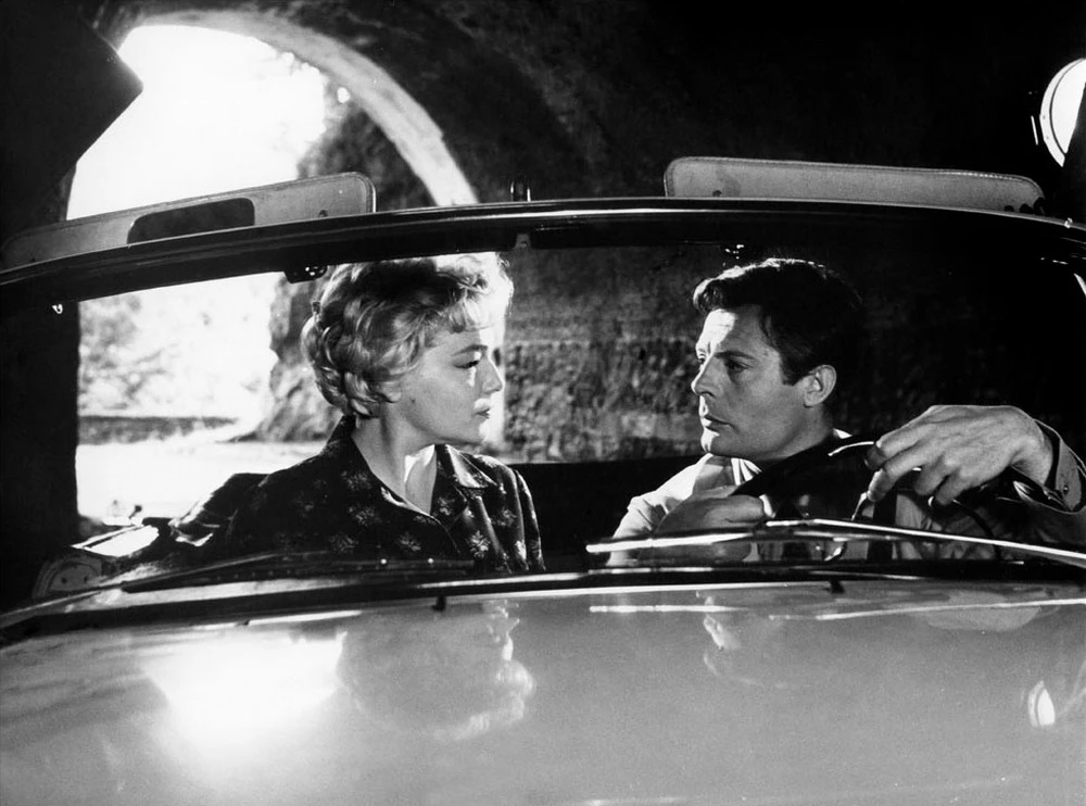 Adua (Simone Signoret) versucht eine Beziehung zum Autoverkäufer Piero (Marcello Mastroianni) aufzubauen (© Les Films du Camélia)