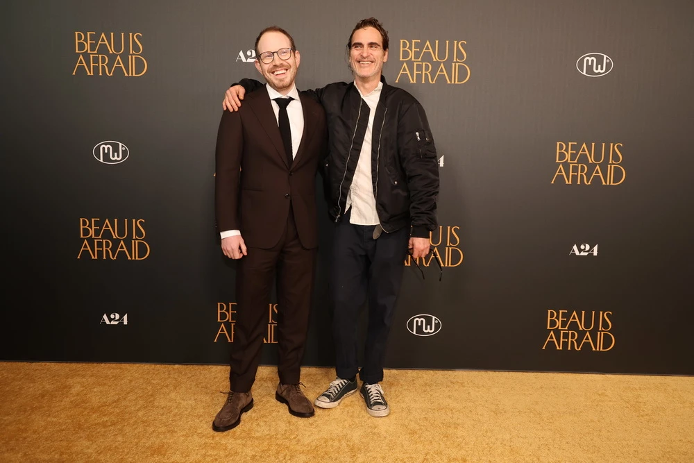 Ari Aster und „Beau Is Afraid“-Hauptdarsteller Joaquin Phoenix (© Eric Charbonneau/Leonine)