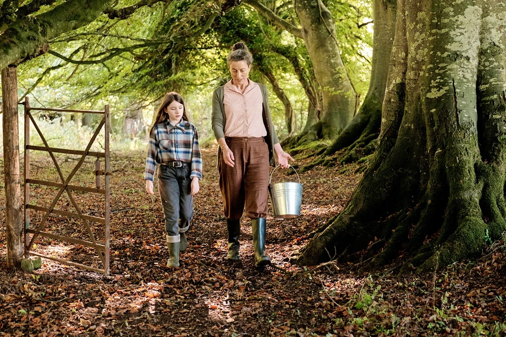 Catherine Clinch (l.), Carrie Crowley in "The Quiet Girl" (Neue Visionen)