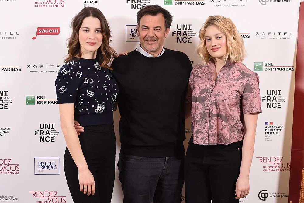 François Ozon mit seinen Darstellerinnen Rebecca Marder und Nadia Tereszkiewicz (© IMAGO / Emmefoto)