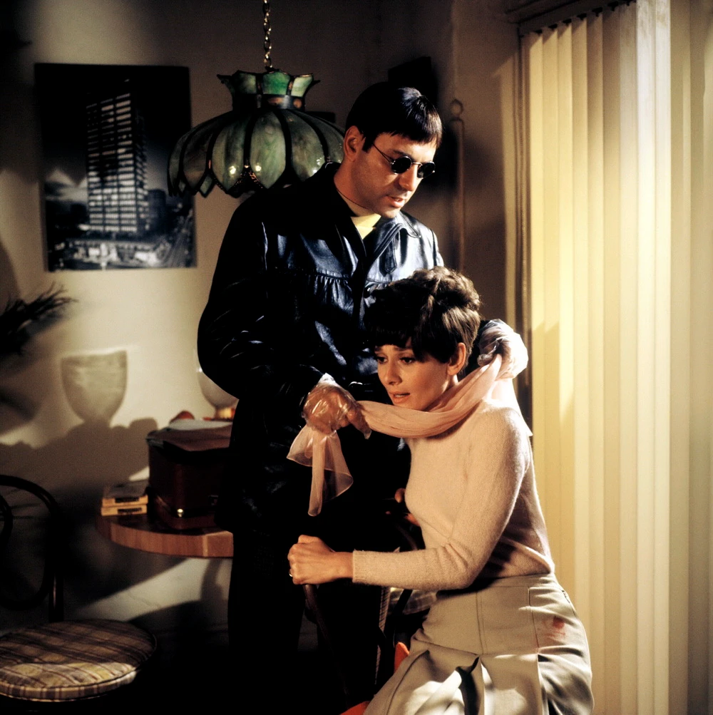 Schön fieser Filmschurke: Arkin tryannisiert Audrey Hepburn als blinde Heldin  in "Warte, bis es dunkel ist" (