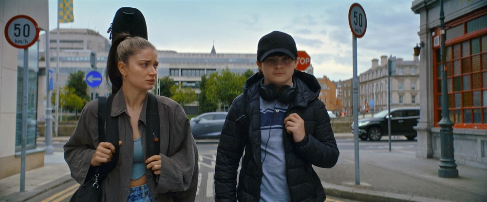 Eva Hewson (l.), Orén Kinlan in "Flora and Son" (Apple Studios)