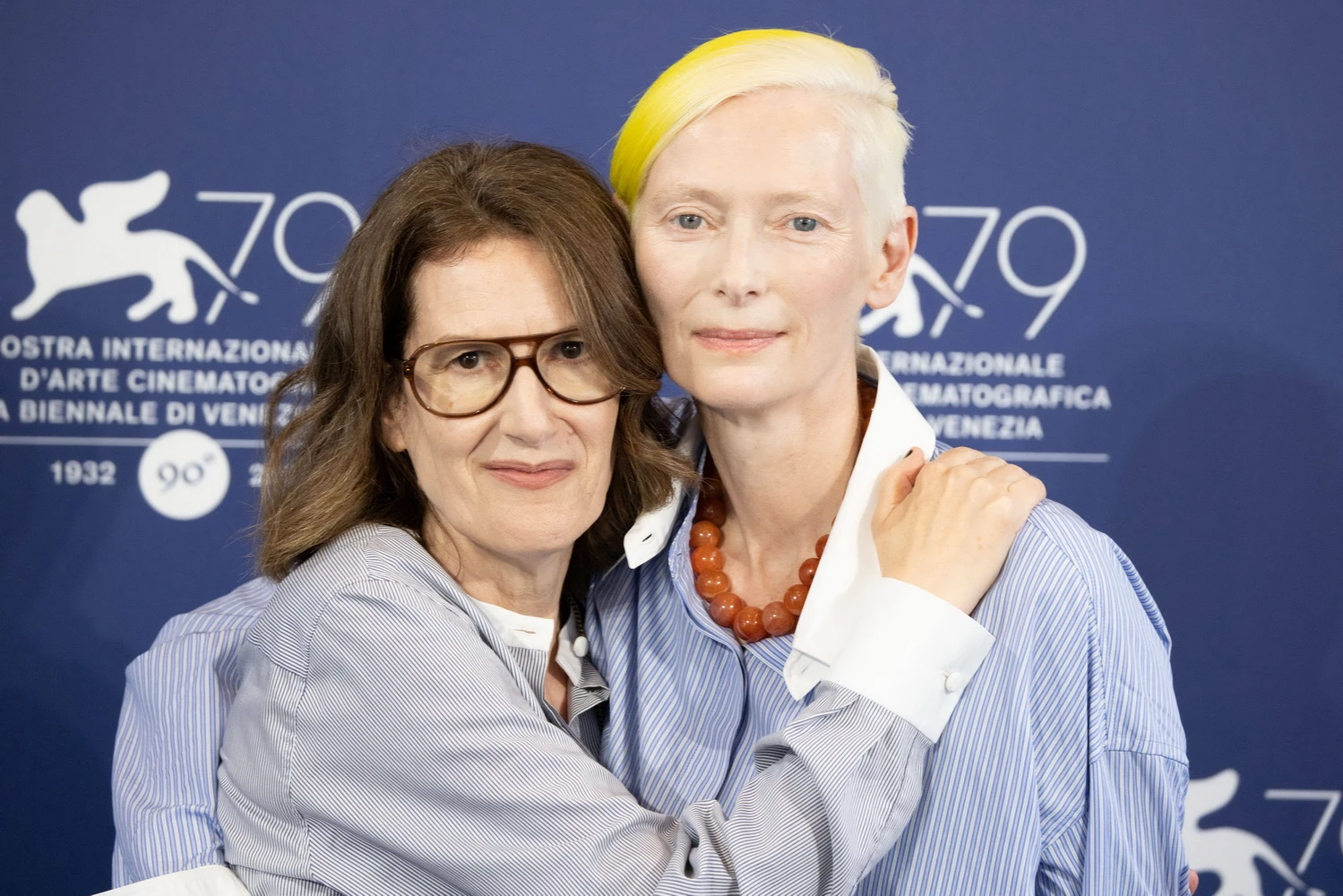 Joanna Hoff mit Tilda Swinton bei der Premiere von "The Eternal Daughter" 2022 i Venedig (© IMAGO/ZUMA Press/Cinzia Camela)