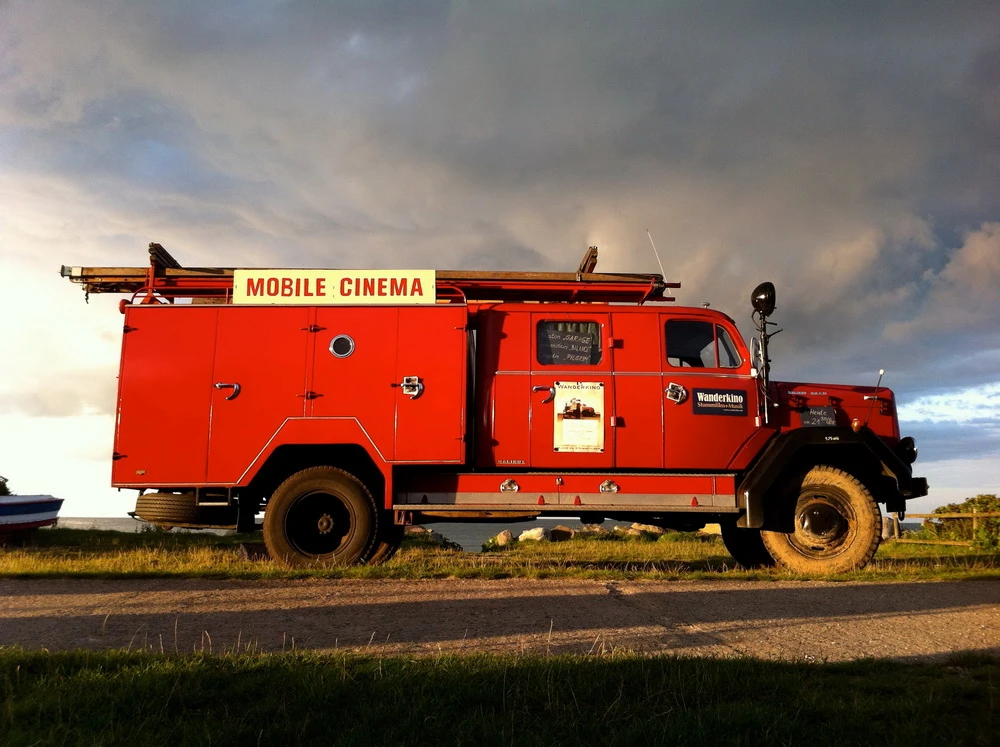 Unterwegs im Feuerwehrfahrzeug: Das Wanderkino von Tobias Rank (© Claudia Siegel / Tobias Rank)