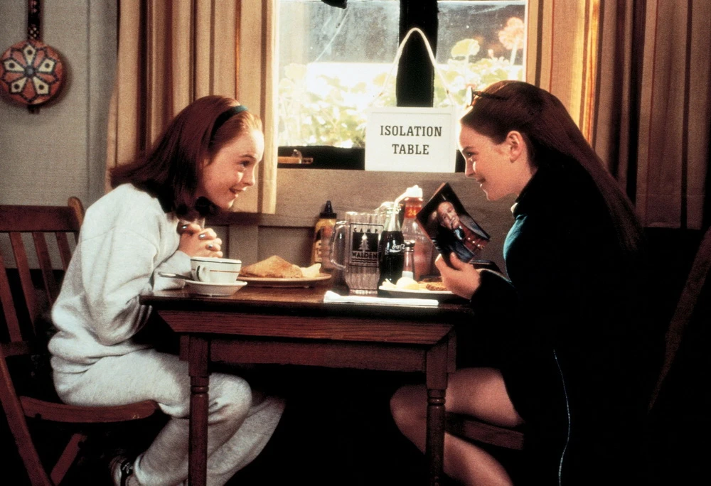 Besonders „Das doppelte Lottchen“ ist auch in den USA beliebt, hier mit der doppelten Lindsay Lohan als „Ein Zwilling kommt selten allein“ (© Buena Vista)