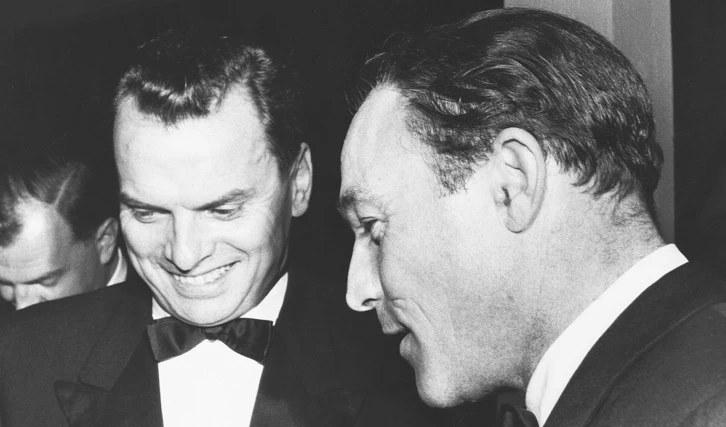 Alfred Bauer als Berlinale-Direktor 1960, mit Gene Kelly (© Heinz Köster / Stiftung Deutsche Kinemathek)