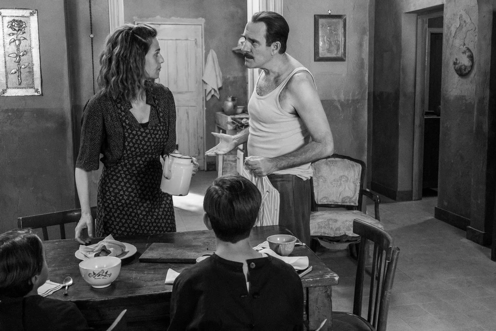 Paola Cortellesi und Valerio Mastandrea in „Morgen ist auch noch ein Tag“ (© Tobis Film)