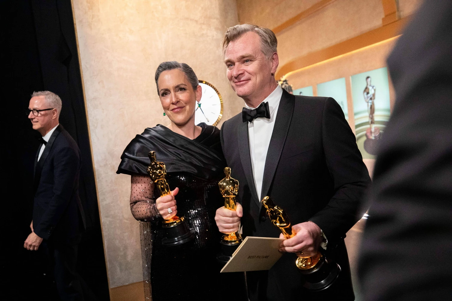 emma Thomas und Christopher Nolan mit ihren "Oscars" (© IMAGO / Picturelux)
