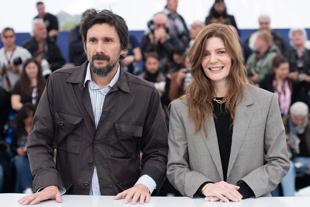 Lisandro Alonso mit „Eureka“-Darstellerin Chiara Mastroianni in Cannes 2023 (© IMAGO/ABACAPRESS)