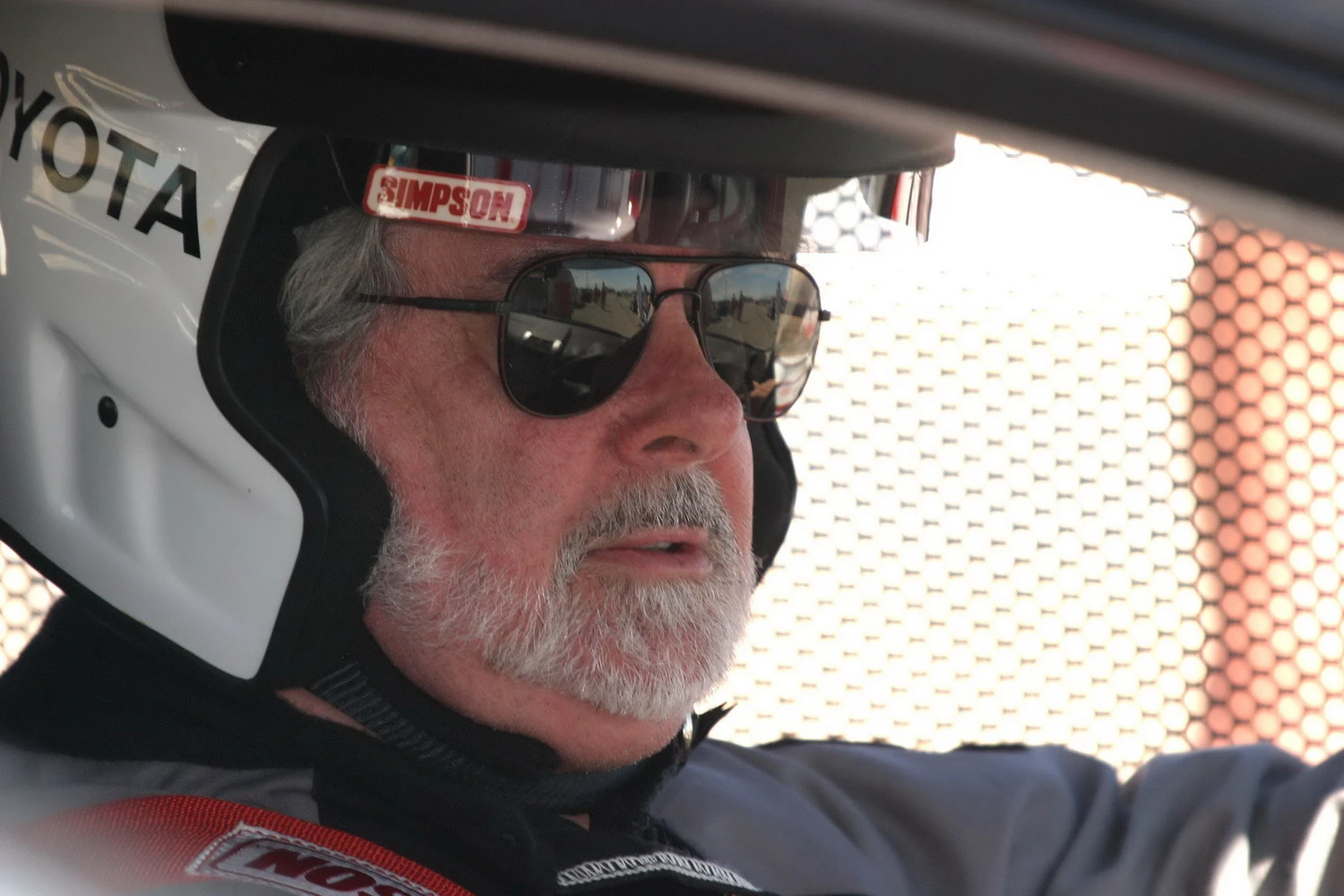 George Lucas hat sich aufs Filmemachen statt aufs Profi-Rennfahren verlegt, liebäugelte aber durchaus weiterhin mit schnellen Autos. Hier 2007 beim Toyota Pro/Celebrity Race (© IMAGO/ZUMA Press)