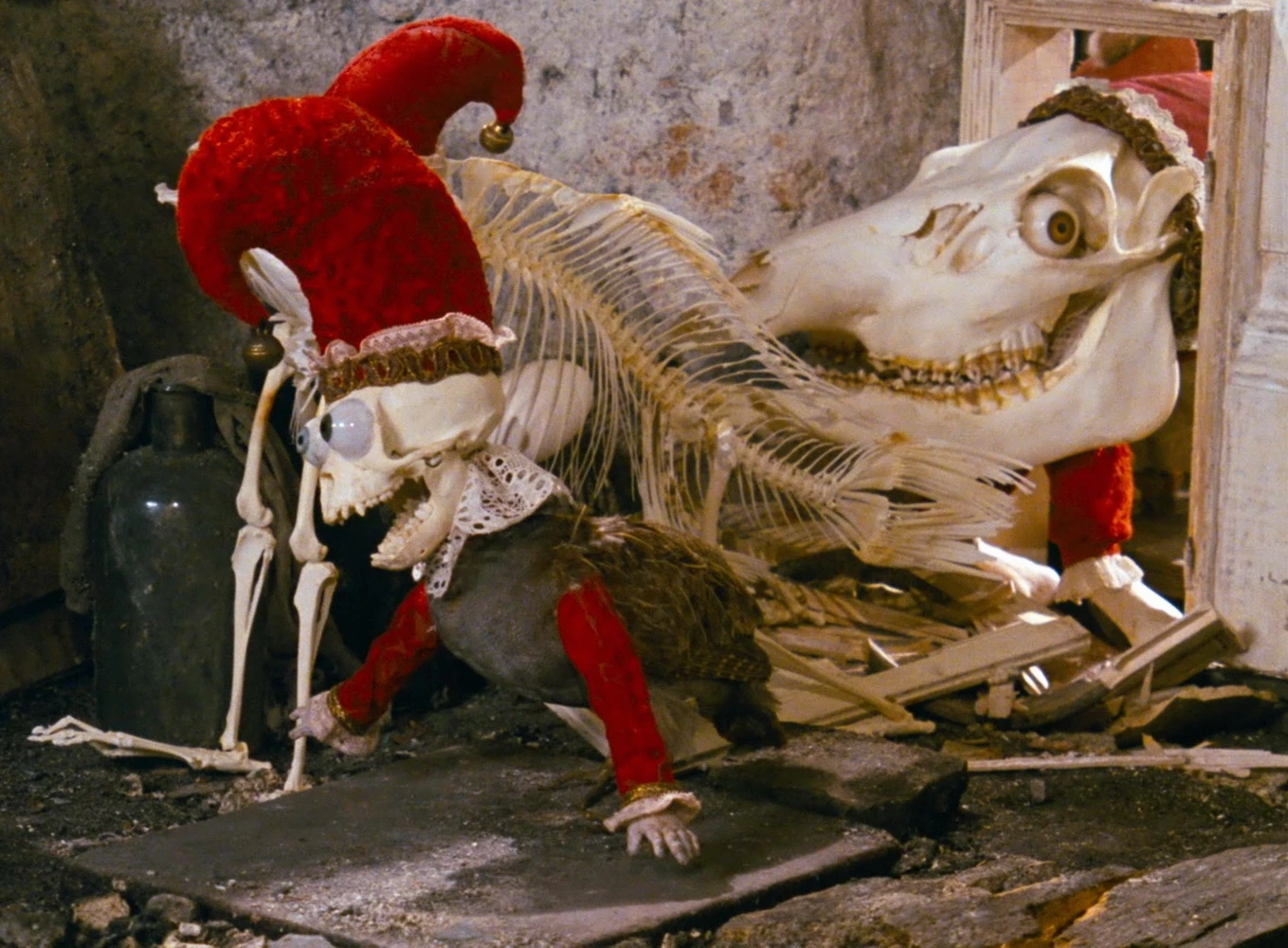 Auch in seinen Filmen kreiierte Švankmajer Welten und Wesen aus einem Sammelsurium an Material. Hier: "Alice" (1988) (© IMAGO / Prod.DB)