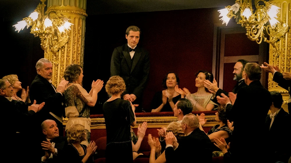 faszinierend geheimnisvoll: Raphaël Personnaz, Mitte, als Maestro Ravel ( © Agora Films/X Verleih, Pascal Chantier)