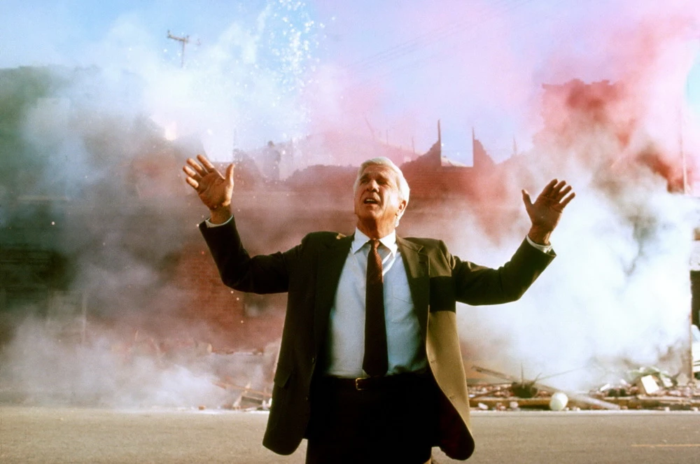 „Hier gibt's nichts zu sehen!“ - Leslie Nielsen als Chaos-Cop in „Die nackte Kanone“ (© IMAGO / Allstar)